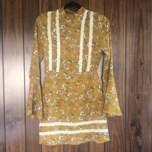 Missguided bell sleeve blouse lace trim. (4)